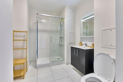 une salle de bain avec une douche, des toilettes et un lavabo dans l'établissement La Défense Apartment with Parking & Terrace, à Colombes
