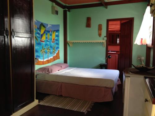 una camera da letto con un letto e un quadro sul muro di Italian Guesthouse a Gros Islet