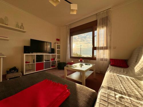 Телевизор и/или развлекательный центр в ROOMS PEREGRINOS B Casa Alicia