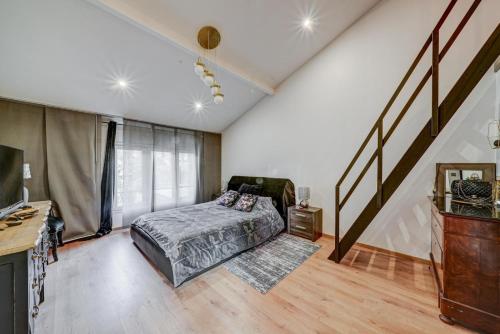 une chambre avec un lit et un escalier dans l'établissement Villa KOSY, à Neuilly-Plaisance