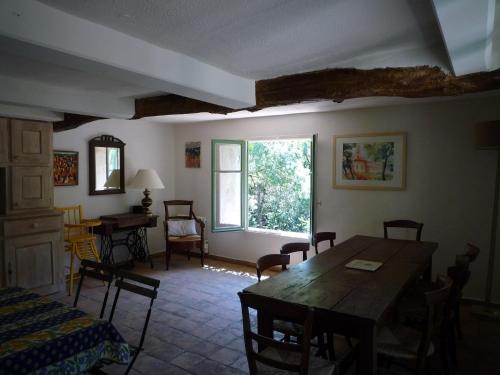 Χώρος καθιστικού στο Bastide provençale du XVIIIème en bordure du fleuve Argens sur terrain de 2 ha