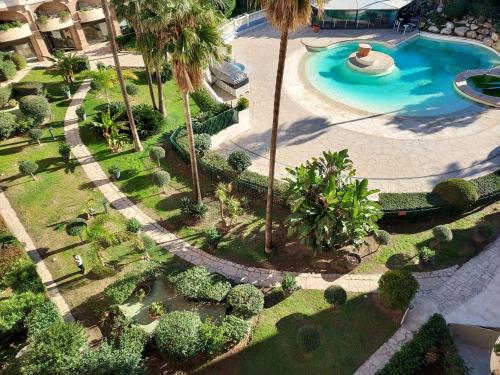 une vue aérienne d'une piscine dans un complexe hôtelier dans l'établissement Cap ô sud 1, à Cannes