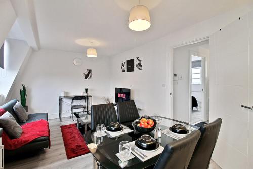 a living room with a table and a couch at Flat in Central Slough - transport links in Slough