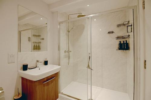 Ένα μπάνιο στο Central Slough -double bed & 1 sofa bed, - transport links