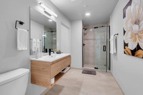 タルサにあるModish 1BR - BOK, Near Blue Dome, Pets Allowedの洗面台とシャワー付きの白いバスルーム