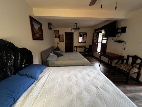 a bedroom with two beds in a room at Hotel River Blue in Tlacotalpan