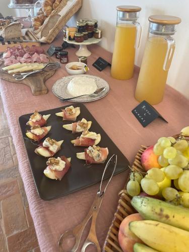 een tafel met een bord eten en wat fruit bij Podere Montaione in Volterra