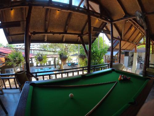 Mesa de billar en Tolani Riverside Villa