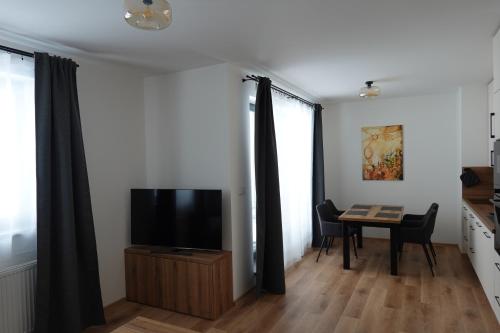 TV a/nebo společenská místnost v ubytování Apartmán Rozárka Černý Důl