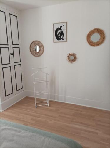 Cette chambre blanche dispose d'une porte blanche et de parquet. dans l'établissement Au coin de la rue, à Vatan