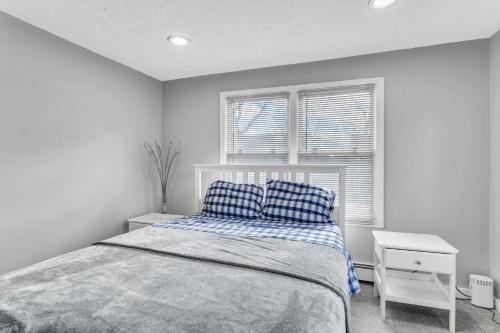 Gambar di galeri bagi Private Room with Twin Bed and Work Station di Burlington