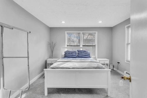 Gambar di galeri bagi Private Room with Twin Bed and Work Station di Burlington