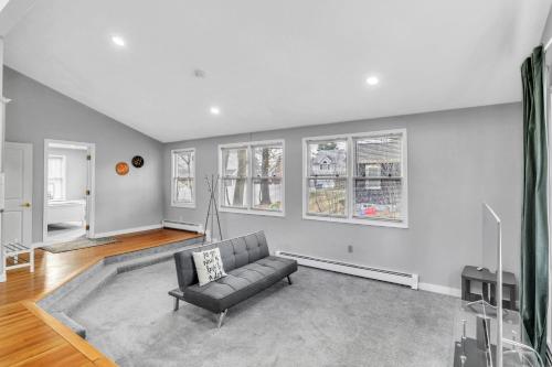 Gambar di galeri bagi Private Room with Twin Bed and Work Station di Burlington