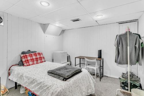 Gambar di galeri bagi Private Room with Twin Bed and Work Station di Burlington