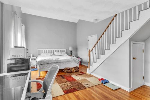 Gambar di galeri bagi Private Room with Twin Bed and Work Station di Burlington