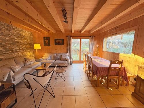 un salon avec un canapé et une table dans l'établissement Chalet à Saint-Gervais-les-Bains, 8 personnes, 4 chambres, à Saint-Gervais-les-Bains