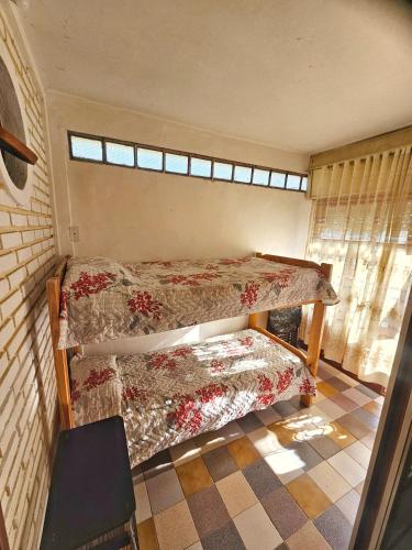 a small room with two beds and a window at Con SEÑA previa, Alquiler de Sábado a Sábado, Fanuchito Dto PB Esquina, in San Clemente del Tuyú