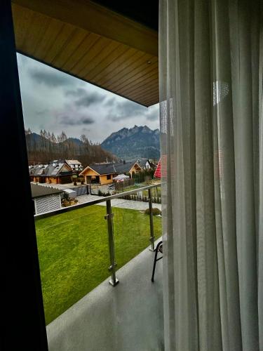 a balcony with a view of a mountain at Willa Asia in Sromowce Niżne