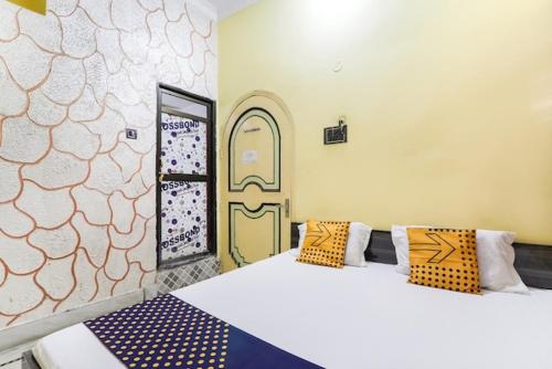 Postel nebo postele na pokoji v ubytování Balajee Residency