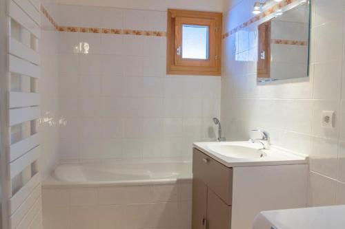 une salle de bain blanche avec un lavabo et une baignoire dans l'établissement Chalet à Saint-Gervais-les-Bains, 8 personnes, 4 chambres, à Saint-Gervais-les-Bains