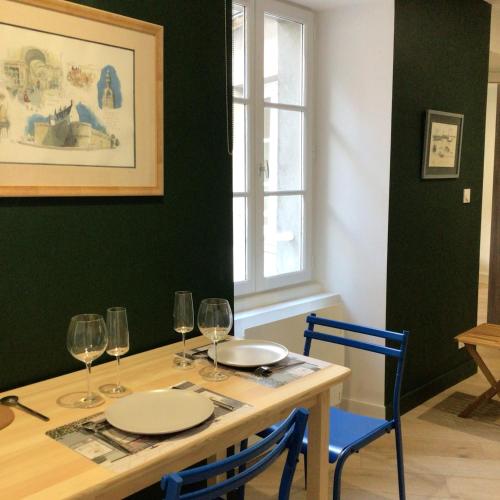- une table à manger avec 2 chaises et des verres à vin dans l'établissement Crebillon, à Nantes