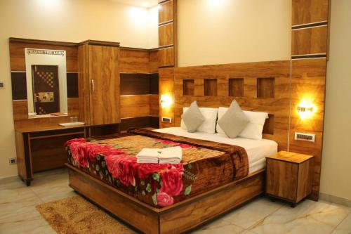 Ένα ή περισσότερα κρεβάτια σε δωμάτιο στο Romanzia Dew Drops