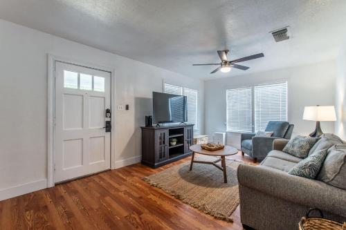 een woonkamer met een bank en een tv bij Texas Tranquility Retreat in Corpus Christi