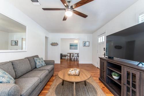 een woonkamer met een bank en een tafel bij Texas Tranquility Retreat in Corpus Christi