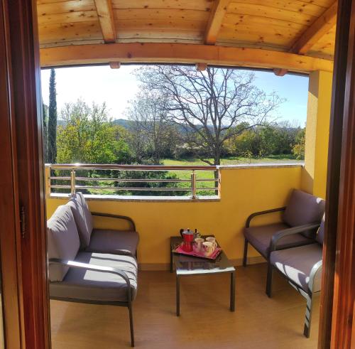 Un balcón o terraza en Apartment Pino