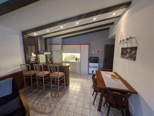 a kitchen and dining room with a table and chairs at Apartment in Bad Pyrmont-Zentrale Lage und naturnahe Erholung in Bad Pyrmont