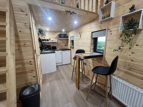 Fiadh Rua Cabin - with Private Outdoor Hottubにあるキッチンまたは簡易キッチン