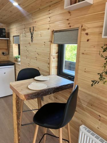 Fiadh Rua Cabin - with Private Outdoor Hottubにあるキッチンまたは簡易キッチン