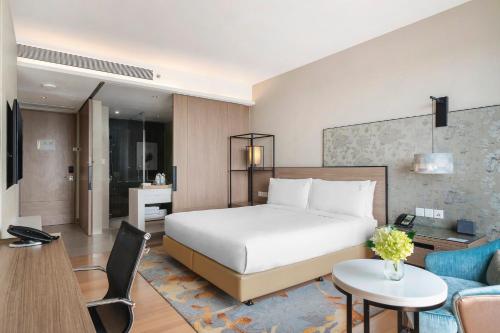 Letto o letti in una camera di Holiday Inn & Suites Rayong City Centre by IHG