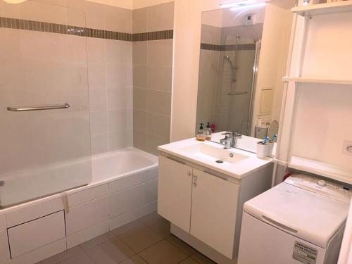 ジュヴィジー・シュロルジュにあるDucastel F2 Apptの洗面台、浴槽、シャワーを備えたバスルーム