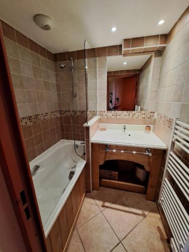 une salle de bain avec une baignoire, un lavabo et une douche dans l'établissement Le Corbier, T3, 4-6 pers, à Villarembert