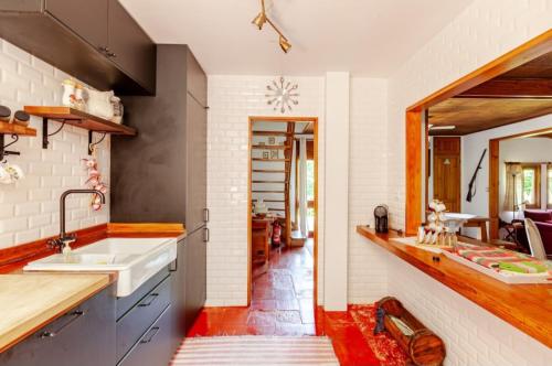 eine Küche mit Spüle und Arbeitsplatte in der Unterkunft Casa Soutinho - Gerês in Ventosa