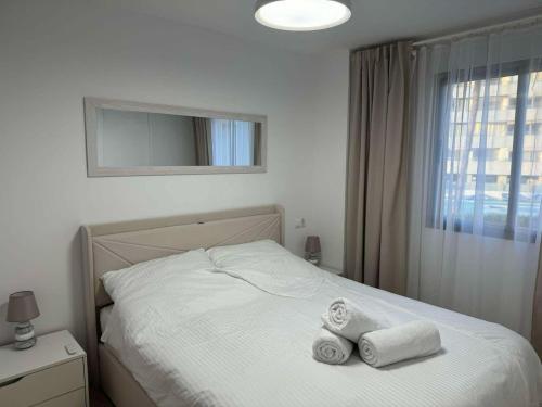 a bedroom with a bed with towels on it at Apartament Premium Hipocampos in Ifach
