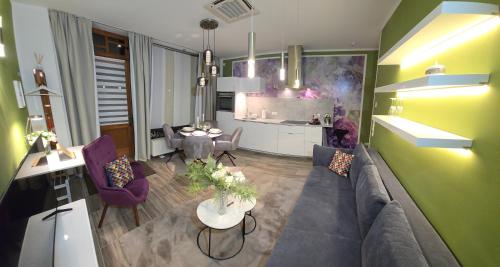 Posezení v ubytování City APART - FeWo Klimaanlage Whirpool Panoramafenster 5 Personen Kulturdenkmal Dessau-Roßlau