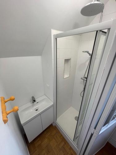 une salle de bain avec douche et lavabo dans l'établissement La Dunette, à Cucq
