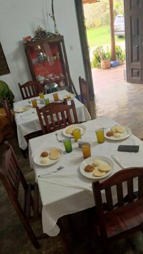 Una mesa con platos de comida encima. en Posada La Solariega y Sus Sabores, en Tabay