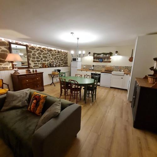 un salon avec un canapé et une table dans l'établissement Appartement Puy Mary By les Monts du Cantal, à Murat