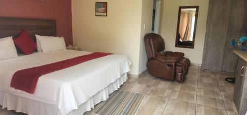 Postel nebo postele na pokoji v ubytování Carnival View Guest Lodge and spa