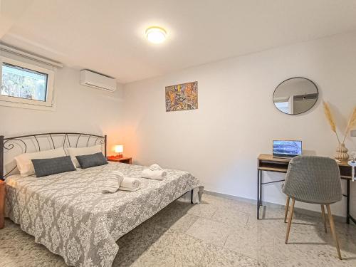 Comfy flat with large terrace, Fiber internet and private parking