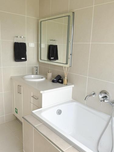 Koupelna v ubytování Coastal Sanctuary, Pet Firendly with Fireplace, wood provided Just 50m to Kilcunda Beach and 100m to the Ocean View Hotel The Sticks and Copper Door Kitchen Accessibility Friendly