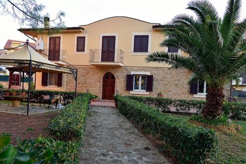 a house with a palm tree in front of it at Il triclinio B&B in Piazza Armerina