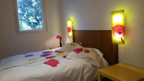 - une chambre avec un lit fleuri dans l'établissement Villa bord de mer, à Sartène