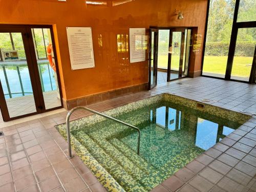 a large swimming pool in a building at Piso de lujo Golf y Playa in Estepona
