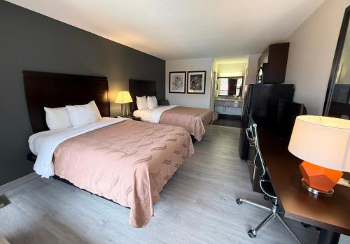 Ένα ή περισσότερα κρεβάτια σε δωμάτιο στο Quality Inn & Suites Baton Rouge West - Port Allen