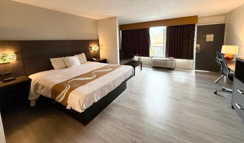 Ένα ή περισσότερα κρεβάτια σε δωμάτιο στο Quality Inn & Suites Baton Rouge West - Port Allen