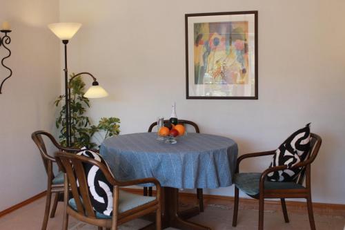 einen Esstisch mit einem blauen Tischtuch und Stühlen in der Unterkunft Ferienwohnung Anita Müller in Schmallenberg